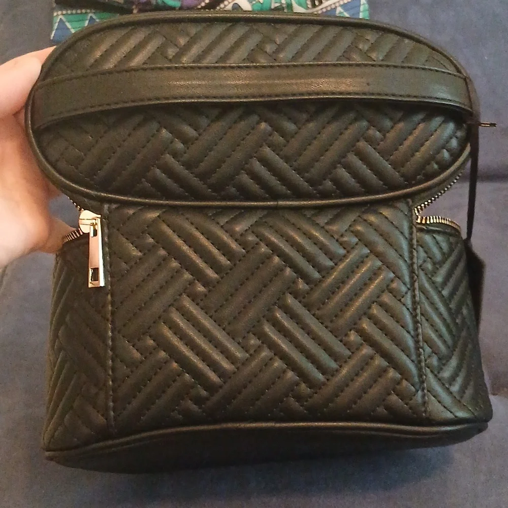 Deluxity Black Quilted Cosmetic Bag